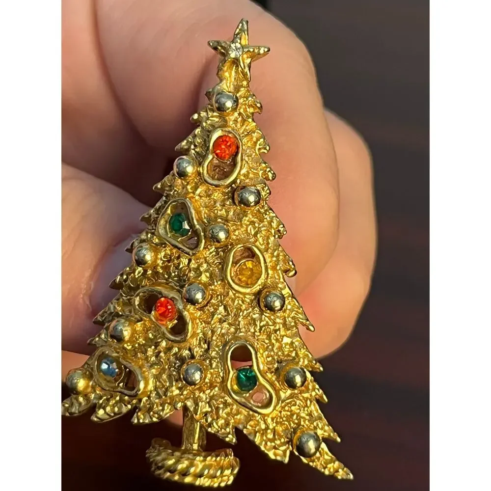 Vintage ART Christmas Tree Brooch Gold Tone Rhinestones Holidays